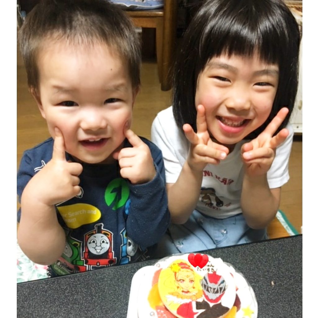 仲良くキャラクターもふたつ 喜んで興奮してローソク逆に刺したりして大騒ぎでした とのこと 可愛いエピソードも素敵な思い出ですね ありがとうございます ご予約専門店 ケーキ工房ポムのブログ