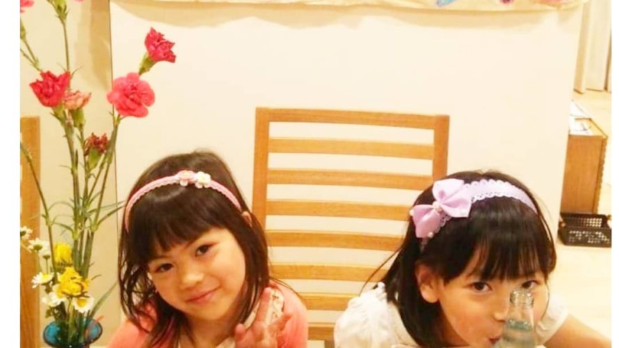 7才のおたんじょうびをフルーツたっぷりのタルトでお祝いいただきました❤️ 姉妹揃って、ハイ・チーズ☆ 可愛いプラチナスマイルありがとうございました(^-^)