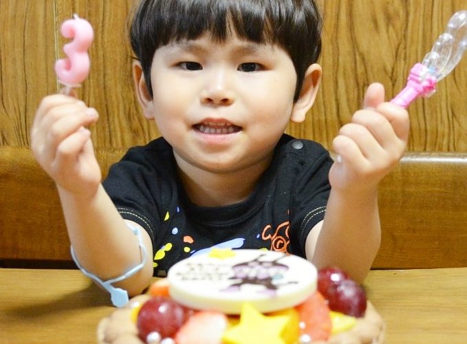 3才のおたんじょうびを 生チョコ&キャラクターケーキで お祝いいただきました(^-^)/ 喜んでいただけたご様子で嬉しいです♪ これからも益々お元気でご成長されますよ~に❤️