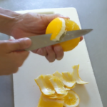 オレンジを食べやすくカットする方法