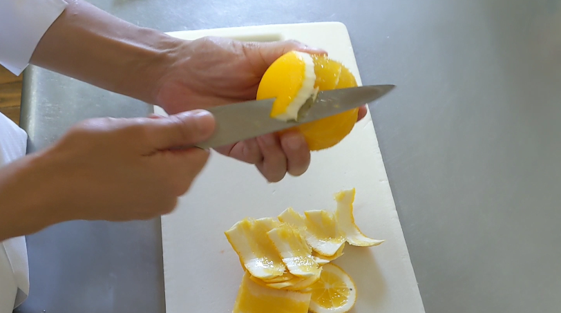 オレンジを食べやすくカットする方法