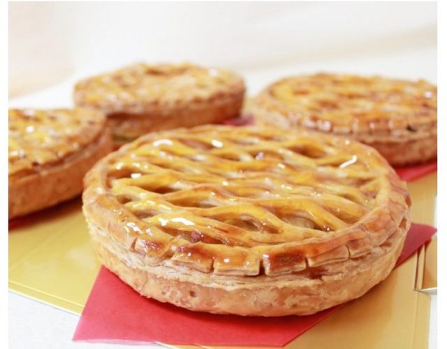 そろそろ秋のおやつ時間🍎期間限定アップルパイ販売中です✨