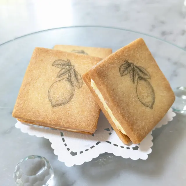 爽やかな
🍋レモンバターサンド🍋
完成しました✨

発酵バターを贅沢に使用して、
レモン風味豊かに仕上げております。
ふんわりスッキリのレモンバタークリームは自信作です✨

明日から店頭販売致します♫
よろしくお願い致します😊💕

#レモンバターサンド 
#レモンスイーツ