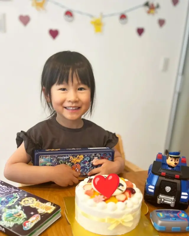 『素敵なケーキをありがとうございました😊大喜びでした！』

今日のプラチナスマイル会員さん^⁠_⁠^
https://pomme101.com/gallery

4歳のお誕生日をキャラクターフルーツデコレーションケーキでお祝いいただきました❤
https://pomme101.com/products/detail/158

この度も可愛い笑顔をありがとうございます✨
喜んでいただけましたようで嬉しいです♪

4歳の1年も幸せに満ちた日々でございますよ〜に❤❤

#岡山こども #ケーキ工房ポム #岡山ケーキ #ケーキ屋岡山  #誕生日ケーキ岡山
  #お誕生日会 #東区ケーキ #オリジナルケーキ #岡山市東区ケーキ #岡山市東区瀬戸町#赤磐市 #岡山市東区
 #瀬戸町ケーキ  #岡山人気ケーキ #岡山誕生日祝い
 #ポム #誕生日 #ポム #キャラデコ岡山
#バースデーケーキ岡山 　#岡山写真ケーキ
#誕生日ケーキ岡山
#みんなのえがお #皆の笑顔
#プラチナスマイル会員さん
#岡山キッズ
#キャラクターケーキ