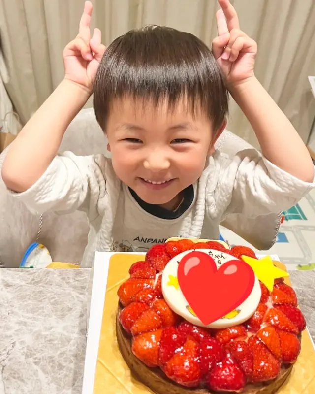 『美味しくてかわいいケーキをありがとうございました！いちごもキャラクターも大好きな息子にとても喜んでもらえました✨』

今日のプラチナスマイル会員さん❤
https://pomme101.com/gallery

4歳のお誕生日をキャラクター苺のタルトでお祝いいただきました😊
https://pomme101.com/products/detail/238

可愛い笑顔と、嬉しいメッセージ
ありがとうございます✨
楽しいお誕生日会のご様子がとっても伝わってきて、みんなが笑顔になるお写真❤嬉しいです。

4歳の1年も笑顔が沢山の幸せな日々でございますよ〜に❤❤

#岡山こども #ケーキ工房ポム #岡山ケーキ #ケーキ屋岡山  #誕生日ケーキ岡山
  #お誕生日会 #東区ケーキ #オリジナルケーキ #岡山市東区ケーキ #岡山市東区瀬戸町#赤磐市 #岡山市東区
 #瀬戸町ケーキ  #岡山人気ケーキ #岡山誕生日祝い
 #ポム #誕生日 #ポム #キャラデコ岡山
#バースデーケーキ岡山 　#岡山写真ケーキ
#誕生日ケーキ岡山
#みんなのえがお #皆の笑顔
#プラチナスマイル会員さん
#岡山キッズ
#苺ケーキ
#苺タルト