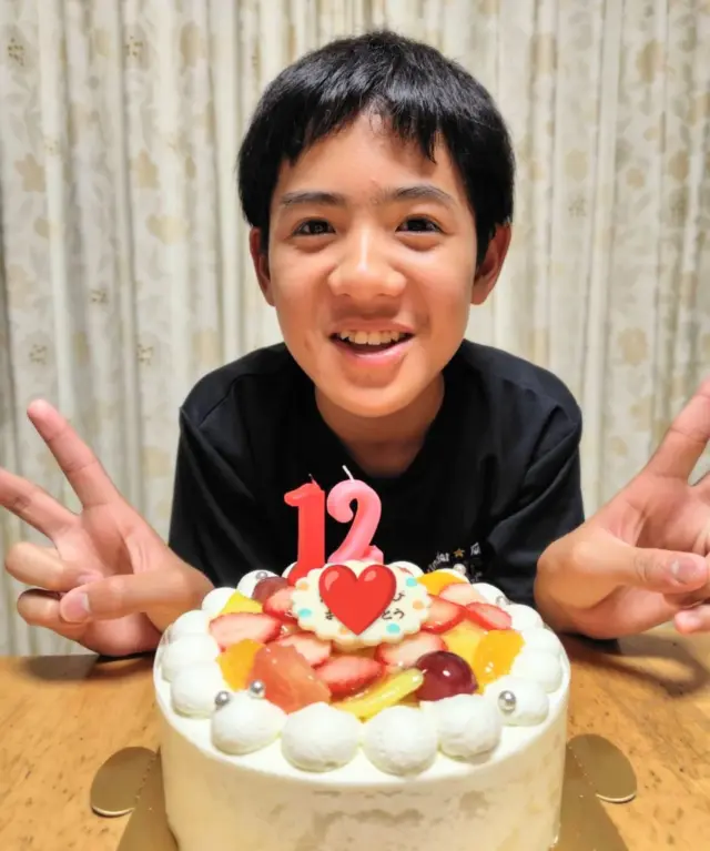 今日のプラチナスマイル会員さん❤
https://pomme101.com/gallery

12歳のお誕生日お祝いに、フルーツデコレーションケーキをご利用いただきました^_^
https://pomme101.com/products/detail/170

『美味しいケーキをありがとうございました！また来年も注文します！』
との嬉しいメッセージと、
今年も元気いっぱいの可愛いお写真をありがとうございます！✨

また1年、この笑顔が沢山の幸せな日々でございますよ〜に❤❤

#岡山こども #ケーキ工房ポム #岡山ケーキ #ケーキ屋岡山  #誕生日ケーキ岡山
  #お誕生日会 #東区ケーキ #オリジナルケーキ #岡山市東区ケーキ #岡山市東区瀬戸町#赤磐市 #岡山市東区
 #瀬戸町ケーキ  #岡山人気ケーキ #岡山誕生日祝い
 #ポム #誕生日 #ポム #キャラデコ岡山
#バースデーケーキ岡山 　#岡山写真ケーキ
#誕生日ケーキ岡山
#みんなのえがお #皆の笑顔
#プラチナスマイル会員さん
#岡山キッズ