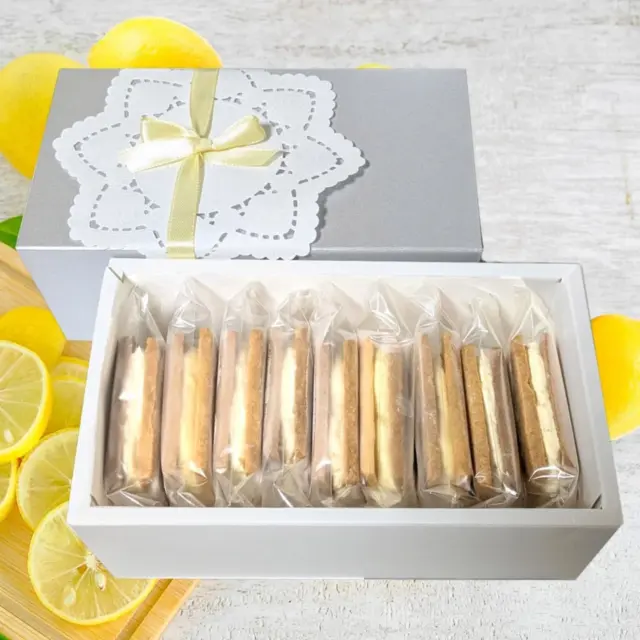 爽やか『レモンバターサンド』🍋
9個入りセットの登場です✨

暑い夏にぴったり！レモンとバターの贅沢スイーツ。ひんやり冷やして、大人のご褒美時間に😊

発酵バターを贅沢に使用したサブレ生地とバタークリームに、フレッシュなレモンの果汁と香り高いレモンピールをプラス。
口に広がる爽やかな酸味とコクのあるバターが絶妙にマッチした、夏にぴったりのレモンバターサンドです🍋

店頭ばら売りもございますのでお気軽にどうぞ❤

#バターサンド
#レモンバターサンド
#爽やかスイーツ
#大人のスイーツ
#レモンケーキ