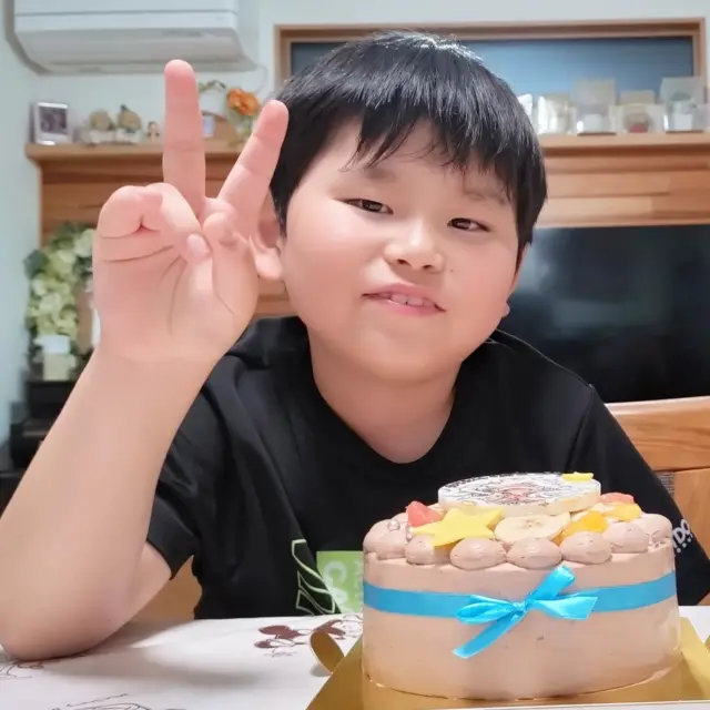 ✨9歳のお誕生日おめでとうございます✨

今日のプラチナスマイル会員さん❤
https://pomme101.com/gallery

9歳のお誕生日をキャラクター生チョコデコレーションケーキでお祝いいただきました✨
https://pomme101.com/products/detail/172

毎年ご利用いただき、今年も可愛い笑顔が見れて幸せです😊💕
ありがとうございます♪

これからも益々お元気でご成長されますよ〜に❤❤

#誕生日ケーキ  #生チョコケーキ #5歳おめでとう#岡山こども #ケーキ工房ポム #岡山ケーキ #ケーキ屋岡山  #誕生日ケーキ岡山
  #お誕生日会 #東区ケーキ #オリジナルケーキ #岡山市東区ケーキ #岡山市東区瀬戸町#赤磐市 #岡山市東区
 #瀬戸町ケーキ  #岡山人気ケーキ #岡山誕生日祝い
 #ポム #誕生日 #ポム #キャラデコ岡山
#バースデーケーキ岡山 　#岡山写真ケーキ
#誕生日ケーキ岡山
#みんなのえがお #皆の笑顔
#プラチナスマイル会員さん
#岡山キッズ
#キャラクターケーキ