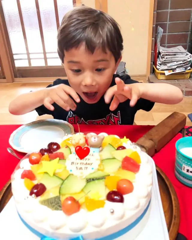 🎤『先日は素敵で美味しい誕生日ケーキをありがとうございました！とっても美味しく、みんなでペロっといただきました🥰❤ありがとうございました🥰』

今日のプラチナスマイル会員さん❤
https://pomme101.com/gallery

5歳のお誕生日お祝いに、フルーツデコレーションケーキをご利用いただきました^_^
https://pomme101.com/products/detail/170

当日はママと一緒にご来店いただき、お元気なお二人にお会いできて嬉しかったです♪

5歳の１年も元気いっぱいで幸せな日々でございますよ〜に❤❤

#岡山こども #ケーキ工房ポム #岡山ケーキ #ケーキ屋岡山  #誕生日ケーキ岡山
  #お誕生日会 #東区ケーキ #オリジナルケーキ #岡山市東区ケーキ #岡山市東区瀬戸町#赤磐市 #岡山市東区
 #瀬戸町ケーキ  #岡山人気ケーキ #岡山誕生日祝い
 #ポム #誕生日 #ポム #キャラデコ岡山
#バースデーケーキ岡山 　#岡山写真ケーキ
#誕生日ケーキ岡山
#みんなのえがお #皆の笑顔
#プラチナスマイル会員さん
#岡山キッズ