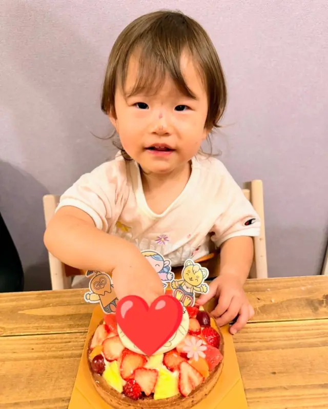 今日のプラチナスマイル会員さん✨
https://pomme101.com/gallery

2歳のお誕生日をキャラクターフルーツタルト
https://pomme101.com/products/detail/160
でお祝いいただきました♪

『今回も可愛いケーキありがとうございました！！』
との嬉しいメッセージと、可愛いお写真をありがとうございます😊

これからもお元気なご成長を楽しみにしております✨

笑顔が沢山の幸せな1年でございますよ〜に❤❤

#岡山こども #ケーキ工房ポム #岡山ケーキ #ケーキ屋岡山  #誕生日ケーキ岡山
  #お誕生日会 #東区ケーキ #オリジナルケーキ #岡山市東区ケーキ #岡山市東区瀬戸町#赤磐市 #岡山市東区
 #瀬戸町ケーキ  #岡山人気ケーキ #岡山誕生日祝い
 #ポム #誕生日 #ポム #キャラデコ岡山
#バースデーケーキ岡山 　#岡山写真ケーキ
#誕生日ケーキ岡山
#みんなのえがお #皆の笑顔
#プラチナスマイル会員さん
#岡山キッズ
#キャラクターケーキ