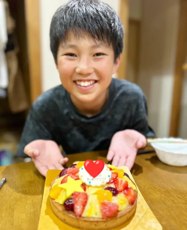 今日のプラチナスマイル会員さん✨
https://pomme101.com/gallery

12歳のお誕生日をフルーツタルト
https://pomme101.com/products/detail/160
でお祝いいただきました😊

今年もお元気な可愛いお写真をありがとうございます✨
楽しそうなお誕生日会のご様子が伝わり、ご家族皆さまの笑顔が思い浮かびます♪

12歳の１年も、元気いっぱいで幸せに満ちた日々でございますよ〜に❤❤

いつもありがとうございます✨

#岡山こども #ケーキ工房ポム #岡山ケーキ #ケーキ屋岡山  #誕生日ケーキ岡山
  #お誕生日会 #東区ケーキ #オリジナルケーキ #岡山市東区ケーキ #岡山市東区瀬戸町#赤磐市 #岡山市東区
 #瀬戸町ケーキ  #岡山人気ケーキ #岡山誕生日祝い
 #ポム #誕生日 #ポム #キャラデコ岡山
#バースデーケーキ岡山 　#岡山写真ケーキ
#誕生日ケーキ岡山
#みんなのえがお #皆の笑顔
#プラチナスマイル会員さん
#岡山キッズ #フルーツタルト