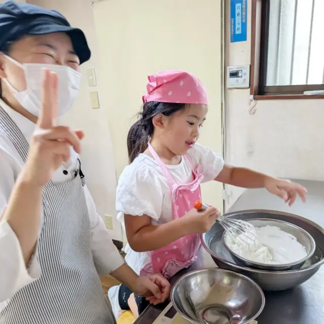 将来の夢はパティシエだそうです✨

昨日のお菓子教室❤
笑顔で楽しんでいただけました😊　

私も、楢崎も、将来の夢はパティシエでした😊
是非とも夢を叶えていただきたいです♪