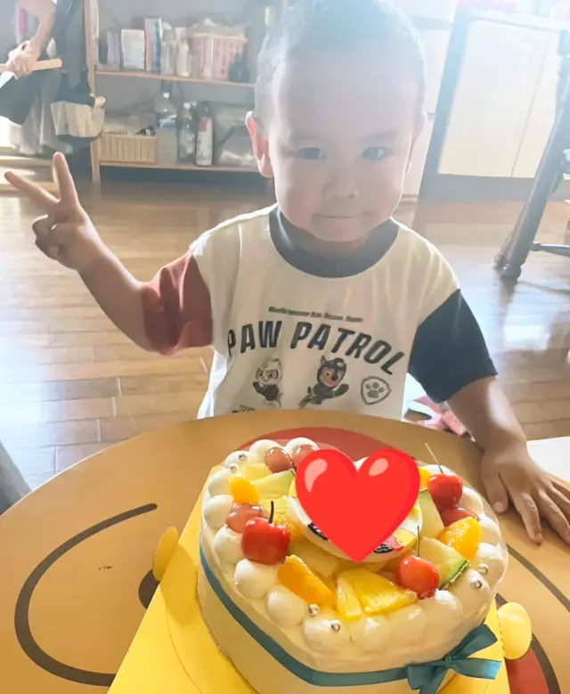 今日のプラチナスマイル会員さん❤
3歳のお誕生日に、
カスタマイズできるケーキ『CanDeco』をご利用いただきました😊

ハート型のデコレーションケーキに
お気に入りのキャラクターをのせて、
ハイ・ポーズ✨

この度は可愛いお写真をありがとうございます❤
これからもお元気なご成長を楽しみにしております♪
ご利用ありがとうございました！

#岡山こども #ケーキ工房ポム #岡山ケーキ #ケーキ屋岡山  #誕生日ケーキ岡山
  #お誕生日会 #東区ケーキ #オリジナルケーキ #岡山市東区ケーキ #岡山市東区瀬戸町#赤磐市 #岡山市東区
 #瀬戸町ケーキ  #岡山人気ケーキ #岡山誕生日祝い
 #ポム #誕生日 #ポム #キャラデコ岡山
#バースデーケーキ岡山 　#岡山写真ケーキ
#誕生日ケーキ岡山
#みんなのえがお #皆の笑顔
#プラチナスマイル会員さん
#岡山キッズ
#キャラクターケーキ
