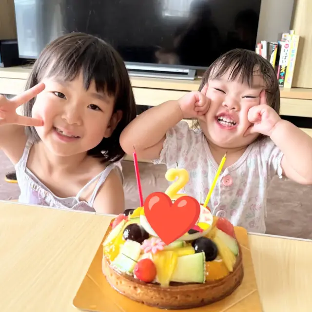 大好きなお姉ちゃんと❤

今日のプラチナスマイル会員さん✨
https://pomme101.com/gallery

2歳のお誕生日をキャラクターフルーツタルト
https://pomme101.com/products/detail/160
でお祝いいただきました😊

可愛い笑顔から幸せなお時間が伝わってきます❤
この度もありがとうございました🙏
お二人の素敵な笑顔が、この1年も沢山溢れますよ〜に😊💕

#岡山こども #ケーキ工房ポム #岡山ケーキ #ケーキ屋岡山  #誕生日ケーキ岡山
  #お誕生日会 #東区ケーキ #オリジナルケーキ #岡山市東区ケーキ #岡山市東区瀬戸町#赤磐市 #岡山市東区
 #瀬戸町ケーキ  #岡山人気ケーキ #岡山誕生日祝い
 #ポム #誕生日 #ポム #キャラデコ岡山
#バースデーケーキ岡山 　#岡山写真ケーキ
#誕生日ケーキ岡山
#みんなのえがお #皆の笑顔
#プラチナスマイル会員さん
#岡山キッズ
#キャラクターケーキ