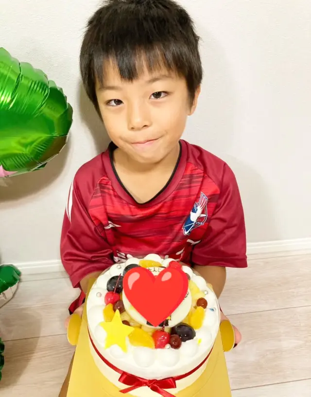 今日のプラチナスマイル会員さん^⁠_⁠^
https://pomme101.com/gallery

7歳のお誕生日をキャラクターフルーツデコレーションケーキでお祝いいただきました❤
https://pomme101.com/products/detail/158

お気に入りのキャラクター✨喜んでいただけたとのことで、
可愛いお写真をありがとうございます!

7歳の1年も、元気いっぱいで幸せに満ちた日々でございますよ〜に❤❤

#岡山こども #ケーキ工房ポム #岡山ケーキ #ケーキ屋岡山  #誕生日ケーキ岡山
  #お誕生日会 #東区ケーキ #オリジナルケーキ #岡山市東区ケーキ #岡山市東区瀬戸町#赤磐市 #岡山市東区
 #瀬戸町ケーキ  #岡山人気ケーキ #岡山誕生日祝い
 #ポム #誕生日 #ポム #キャラデコ岡山
#バースデーケーキ岡山 　#岡山写真ケーキ
#誕生日ケーキ岡山
#みんなのえがお #皆の笑顔
#プラチナスマイル会員さん
#岡山キッズ
#キャラクターケーキ