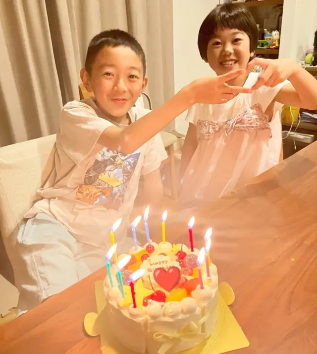 兄妹仲良くお誕生日✨

今日のプラチナスマイル会員さん❤
https://pomme101.com/gallery

11歳のお誕生日お祝いに、フルーツデコレーションケーキをご利用いただきました^_^
https://pomme101.com/products/detail/170

今年も可愛いお写真をありがとうございます✨
11歳も元気いっぱいで楽しんでくださいね♪

#岡山こども #ケーキ工房ポム #岡山ケーキ #ケーキ屋岡山  #誕生日ケーキ岡山
  #お誕生日会 #東区ケーキ #オリジナルケーキ #岡山市東区ケーキ #岡山市東区瀬戸町#赤磐市 #岡山市東区
 #瀬戸町ケーキ  #岡山人気ケーキ #岡山誕生日祝い
 #ポム #誕生日 #ポム #キャラデコ岡山
#バースデーケーキ岡山 　#岡山写真ケーキ
#誕生日ケーキ岡山
#みんなのえがお #皆の笑顔
#プラチナスマイル会員さん
#岡山キッズ