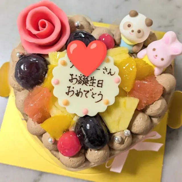 大切な方への贈り物❤
バラとお人形を飾ったハート型ケーキ✨
楽しいお時間になられていましたら嬉しいです😊
ご利用ありがとうございました✨

生チョコケーキ再開しています♪