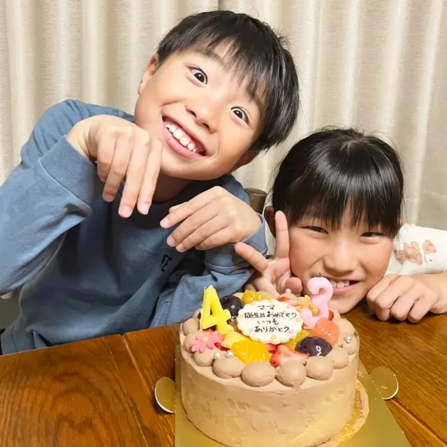 今日のプラチナスマイル会員さん❤
https://pomme101.com/gallery

ママのお誕生日に生チョコデコレーションケーキをご注文いただきました✨

『いつもありがとう』のメッセージが、
心暖まりますね😊💕

元気いっぱいの可愛いお写真もありがとうございました❤

#岡山こども #ケーキ工房ポム #岡山ケーキ #ケーキ屋岡山  #誕生日ケーキ岡山
  #お誕生日会 #東区ケーキ #オリジナルケーキ #岡山市東区ケーキ #岡山市東区瀬戸町#赤磐市 #岡山市東区
 #瀬戸町ケーキ  #岡山人気ケーキ #岡山誕生日祝い
 #ポム #誕生日 #ポム #キャラデコ岡山
#バースデーケーキ岡山 　#岡山写真ケーキ
#誕生日ケーキ岡山
#みんなのえがお #皆の笑顔
#プラチナスマイル会員さん
#岡山キッズ