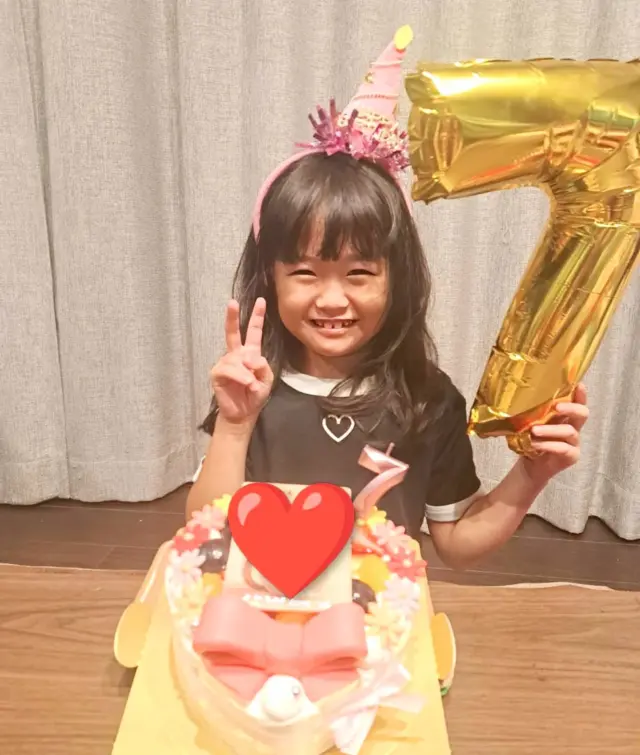 今日のプラチナスマイル会員さん❤
https://pomme101.com/gallery

7歳のお誕生日に
カスタマイズできるケーキ『CanDeco』キャンデコをご利用いただきました😊
https://pomme101.com/products/detail/138

ハート型ケーキに、
ピンクリボンチョコ🎀と写真プレート、お花を沢山飾って完成✨

とっても喜んでいただけたとのことで、可愛いお写真をありがとうございます💕

7歳の１年も笑顔が沢山の幸せな日々でございますよ〜に❤❤

#岡山こども #ケーキ工房ポム #岡山ケーキ #ケーキ屋岡山  #誕生日ケーキ岡山
  #お誕生日会 #東区ケーキ #オリジナルケーキ #岡山市東区ケーキ #岡山市東区瀬戸町#赤磐市 #岡山市東区
 #瀬戸町ケーキ  #岡山人気ケーキ #岡山誕生日祝い
 #ポム #誕生日 #ポム #キャラデコ岡山
#バースデーケーキ岡山 　#岡山写真ケーキ
#誕生日ケーキ岡山
#みんなのえがお #皆の笑顔
#プラチナスマイル会員さん
#岡山キッズ
#カスタマイズケーキ
#写真ケーキ