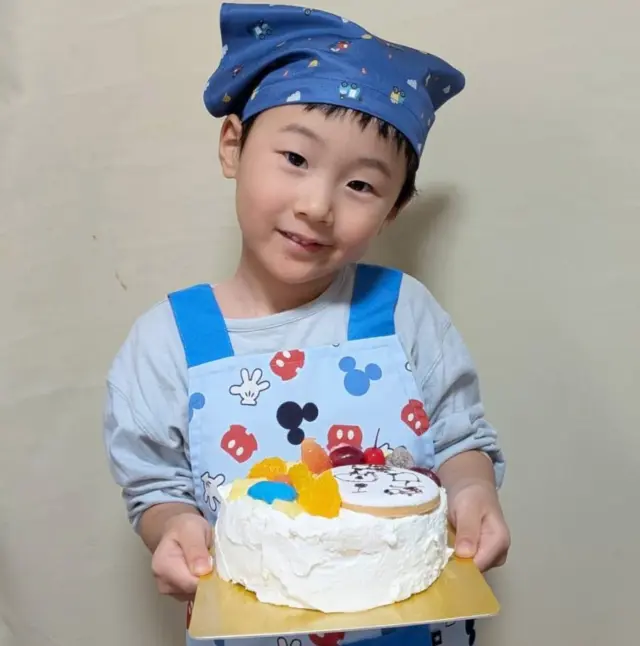 元気いっぱいで、こどもお菓子教室にご参加くださいました😊
素敵なケーキの完成✨
パパも絶対喜んでくれるね♬